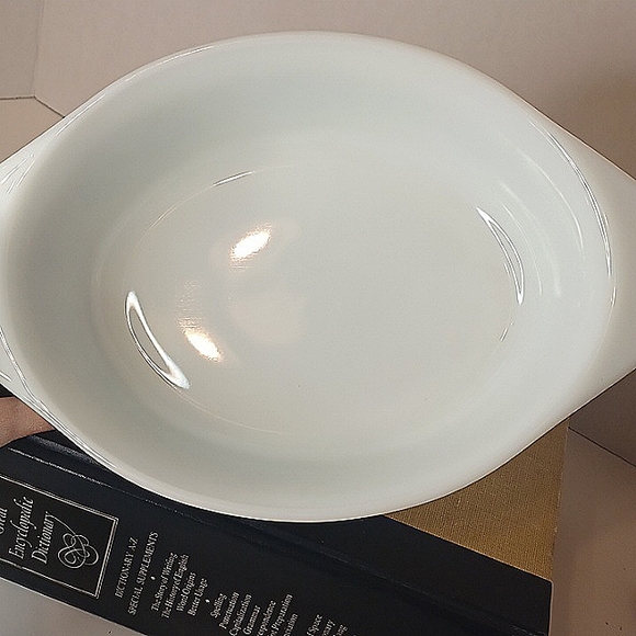 Pyrex Empire Goldtone Scroll Vines 1.5 QT Casserole Dish w/ Lid # 043 - Picture 5 of 14